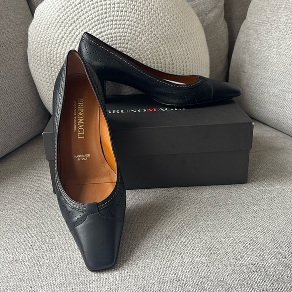 Bruno Magli black low heel size 7 - Picture 1 of 5